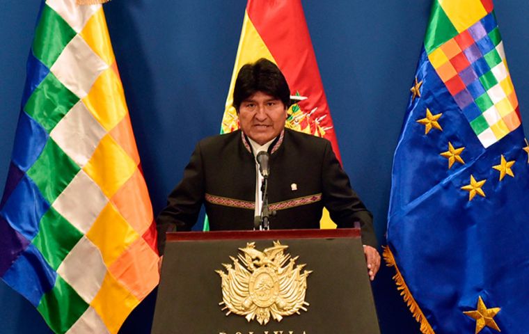 “El Estado Plurinacional de Bolivia invita al Gobierno de la República de Chile a reiniciar el diálogo”, destacó Evo Morales al dar lectura a la misiva