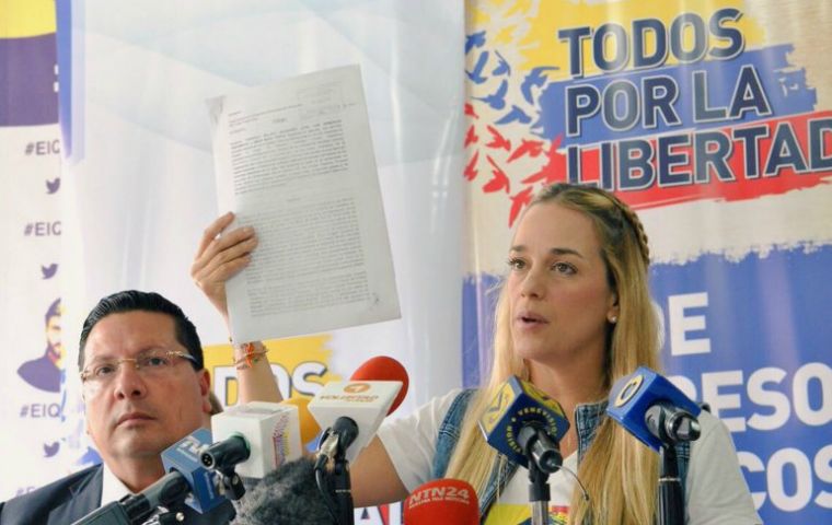“Somos familiares de presos políticos que estamos pidiéndole, exigiéndole a ONU, que envíe a la alta comisionada de DD.HH. a Venezuela”, dijo Lilian Tintori