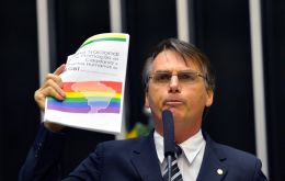 Bolsonaro se mostró amigo de la población homosexual y divulgó un video con el efusivo apoyo de un reconocido maquillador homosexual de la farándula brasileña