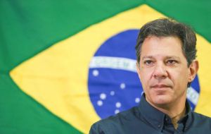 Haddad se cortó el pelo, retiró de su logo el rojo característico del PT y la imagen de Lula y agregó los colores tradicionales de Brasil: amarillo, azul y verde