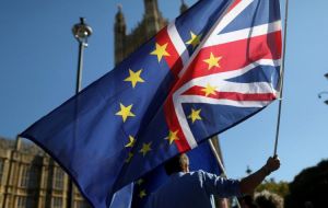 Funcionarios dijeron de indicios que Londres podría ampliar un periodo de transición post-Brexit más allá de los 21 meses propuestos