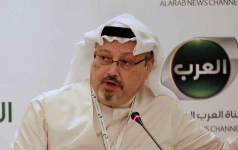 “Lo que más necesita el mundo árabe es libertad de expresión”, Khashoggi afirma. En la mayoría de países árabes sus ciudadanos “desinformados o mal informados”