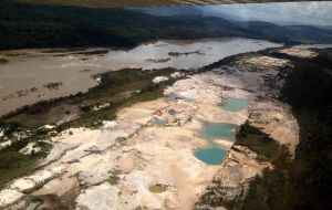 En Venezuela, la contaminación generada por la minería ilegal en el Parque Nacional Canaima ha destruido probablemente miles de hectáreas de áreas protegidas. (Valentina Quintero)