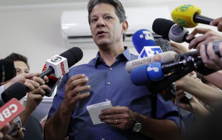 Haddad denunció la práctica luego que Folha de S.Paulo reportara que seguidores acaudalados pagaron por mensajes a través de agencias