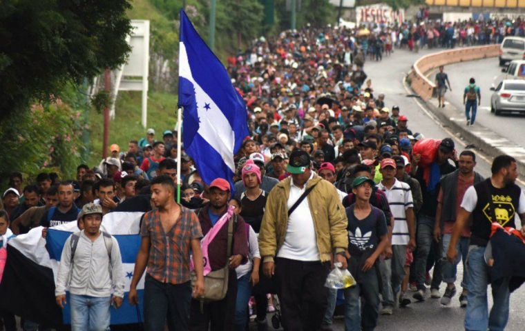 Varios miles de migrantes hondureños han estado viajando a través de Guatemala para dirigirse a México, desde donde muchos esperan cruzar a Estados Unidos