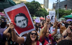 Previamente cientos de miles de mujeres habían marchado por 60 ciudades brasileñas al grito de “Ele Nao!” (“Él no”), mostrando su rechazo hacia él