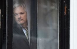  “Julian Assange lanzó este viernes un caso en el que acusa al gobierno de Ecuador de violar sus derechos fundamentales y sus libertades”, afirmó WikiLeaks