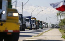 Los camioneros mantienen bloqueos en Punta Arenas; en Bahía Chilota, comuna de Porvenir, y en la entrada a Puerto Natales