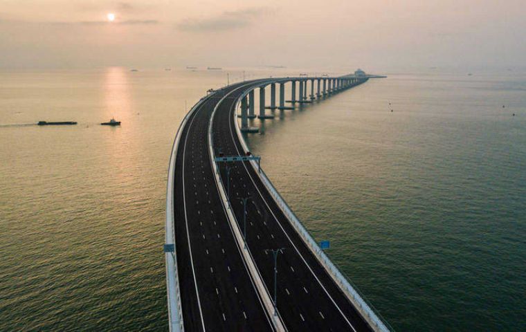 Con un coste estimado hasta los 100.000 millones de yuanes (13.000 millones de euros), el puente se sostiene sobre 420.000 toneladas de acero 