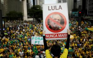 Sus palabras eran transmitidas en vivo ante una masiva manifestación de apoyo en la principal avenida de Sao Paulo.