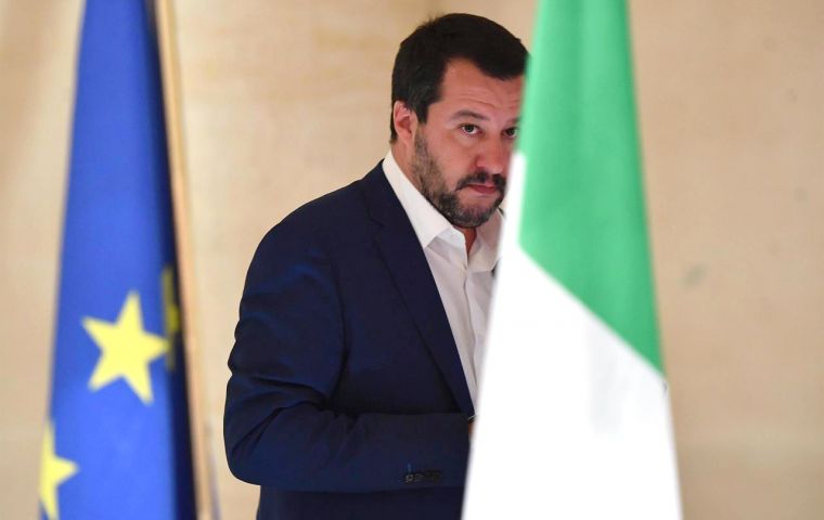 “Desde Bruselas pueden mandar doce cartas, los presupuestos no cambian”, dijo Salvini en declaraciones a la emisora de radio Rtl. 