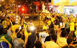 El hecho ocurrió en Niterói, frente a Rio do Janeiro cuando una caravana castrense recorrió las calles en medio de festejos y algarabía de los militantes de Bolsonaro