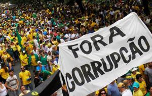 Además de economía, la seguridad y el combate contra la corrupción han sido los otros temas en que Bolsonaro ha hecho hincapié en su plan de gobierno