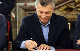 Será perjudicial, pero Macri firmó un decreto en virtud del cual más personas pagarán impuesto sobre la renta.