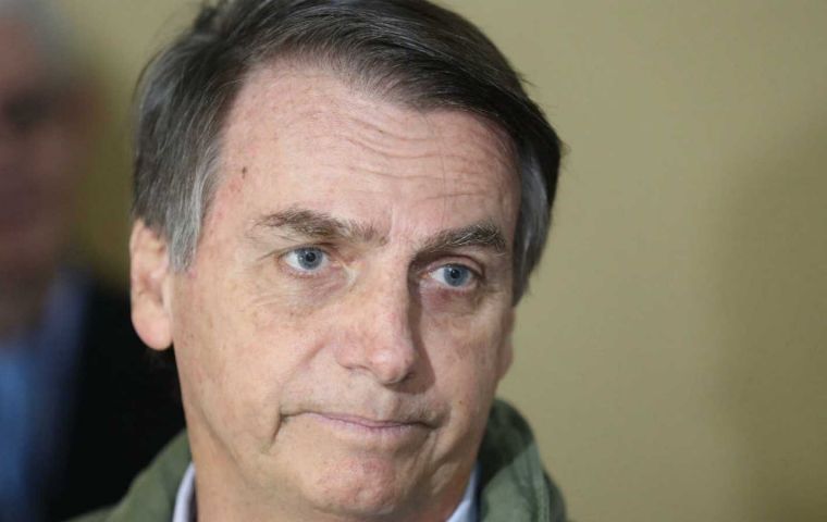 La operación es una intervención rutinaria tras las lesiones que sufrió en el intestino, según se desprende de las declaraciones que dio Bolsonaro