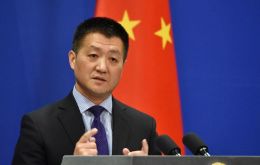 “Si Estados Unidos está realmente preocupado, debería presentar pruebas tangibles”, declaró Lu Kang, un portavoz del ministerio de Relaciones Exteriores