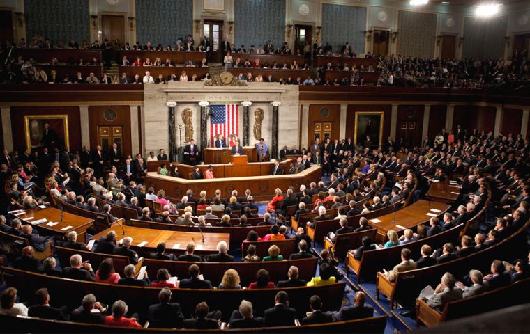 El Senado actualmente es dominado por los Republicanos, con 51 escaños. Serán 35 que los Demócratas, que ahora tienen 49 parlamentarios, intentarán revertir
