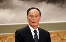  Wang llamó a resolver los conflictos internacionales en base a normas y consenso, y subrayó la “firme” oposición de China al proteccionismo y unilateralismo. 