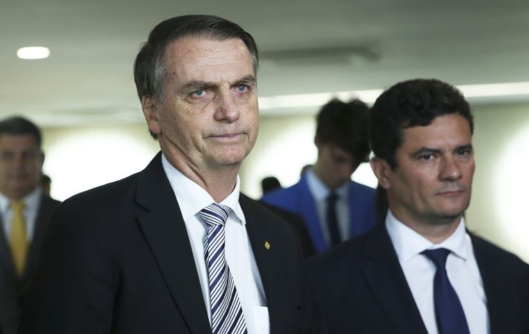Tras su visita a Brasilia, Bolsonaro expresó que “la Constitución está llena de derechos” y que en el país hay “derecho para todo, solo que no hay empleo” 
