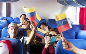Un avión chárter de la aerolínea estatal venezolana, Conviasa, recogió en el aeropuerto de Santiago a los 94 venezolanos de los casi 200 que se inscribieron