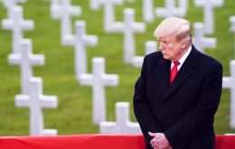 Trump dijo que junto a otros funcionarios se reunieron “en este lugar de descanso sagrado para rendir homenaje a los valientes estadounidenses”
