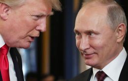 “Sí”, respondió Putin cuando fue consultado por un periodista si había logrado conversar con Trump, según la agencia de prensa rusa Ria Novosti