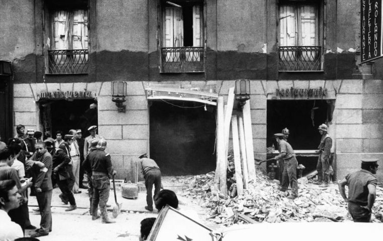 El atentado refiere a la explosión de una bomba en una cafetería en la calle Correo de Madrid que dejó 13 muertos en 1974.