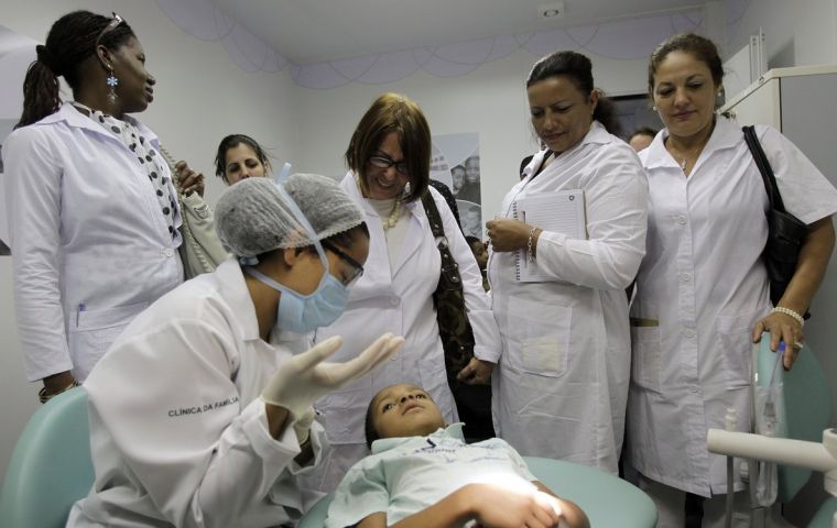 La Habana no acepta se cuestione la preparación de sus médicos y se condicione su permanencia en el programa a la reválida del título y la contratación individual