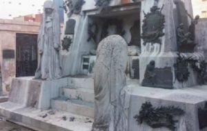 La paciente herida en el cementerio de la Recoleta “está con riesgo de vida pues se encuentra con asistencia respiratoria mecánica”