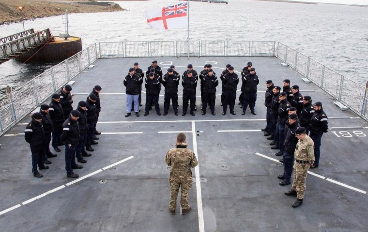 Tripulación del HMS Clyde demostró ayer sus respetos en un acto de memoria