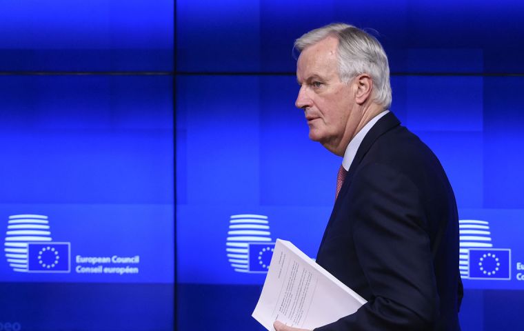 Tras 17 meses Londres y Bruselas cerraron un acuerdo que los cancilleres de los 27 dieron su visto bueno “globalmente” este lunes, según Michel Barnier