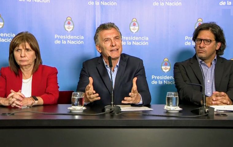 Macri estaba abordando públicamente el tema de la violencia en el fútbol flanqueado por los ministros Bullrich y Garavano mientras el dólar estadounidense subía frente al peso argentino.