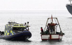 Uno de los tantos incidentes con pesqueros ilegales de bandera española 