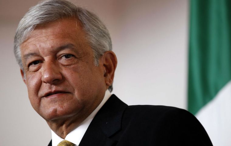 The Economist subrayó que López Obrador ejerce su poder ya desde una “inusual combinación de deliberaciones en el Congreso y democracia directa”