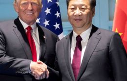 El China Daily y la cadena internacional CGTN indicaron que ambos presidentes acordaron frenar la imposición de aranceles “después del 1 de enero”