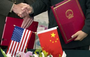 Beijing y Washington están inmersos en una “guerra comercial” potencialmente devastadora para la economía mundial, según los expertos. 