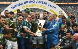 Bolsonaro es hincha del club y entregó las medallas a los jugadores después de asistir el partido desde una de las tribunas VIP del estadio Arena Palmeiras
