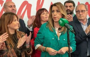 “A pesar de haber ganado las elecciones, es una noche triste para los socialistas”, dijo Susana Díaz. “Es evidente el retroceso real de la izquierda”