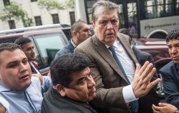 Alan García se retiró esta mañana poco antes de la conferencia de Vázquez en su auto particular de la residencia del embajador uruguayo en Lima