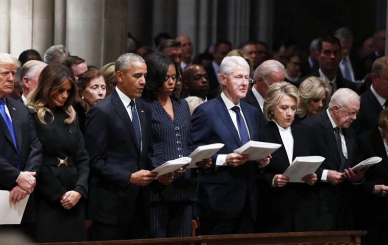 Antes de comenzar el funeral los ex mandatarios Barack Obama, Bill Clinton y Jimmy Carter y esposas conversaban tranquilamente en la catedral de Washington