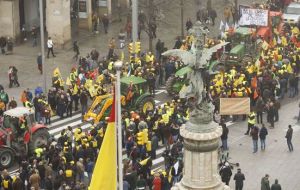 La marcha de los “chalecos amarillos” también tuvo eco en Zaragoza, hasta donde llegaron cientos de agricultores vestidos con la prenda reflectante