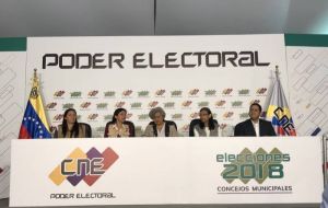 La presidente del Consejo Nacional Electoral (CNE), Tibisay Lucena, sin dar detalles indicó escuetamente que la participación en los comicios fue del 27.4%