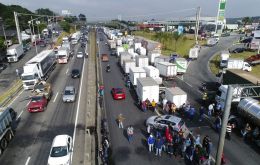 El bloqueo en la carretera BR-116 Rio/Sao Paulo provocó embotellamientos de hasta dos kilómetros en ambas direcciones el lunes por la mañana