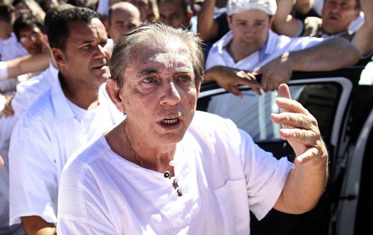 El viernes la justicia había solicitado la captura de Joao Teixeira de Faria, de 76 años, para evitar que huyera del país, según los medios locales
