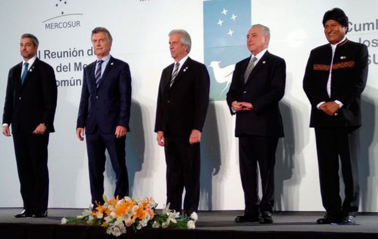 Antes de pasar la presidencia rotativa del grupo a Argentina, Vázquez y sus colegas se tomaron un minuto para despedir a Michel Temer en su última aparición en el Mercosur