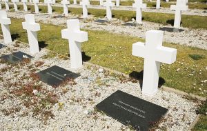 El cementerio militar argentino en Falklands, donde la investigación en marcha consiguió ponerle nombre a 106 de las 122 tumbas en el camposanto