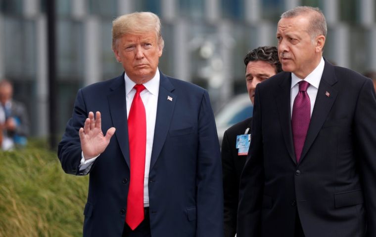Trump tuiteó que él y Erdogan hablaron sobre EI, la participación de ambos países en Siria y la “retirada lenta y extremadamente coordinada de tropas de EE.UU.”