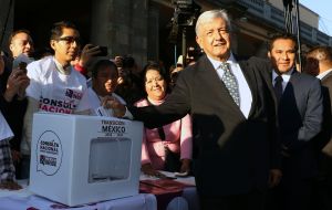 En México Andrés Manuel López Obrador tiene a los operadores en ascuas después de cancelar un aeropuerto de US$13.000 millones