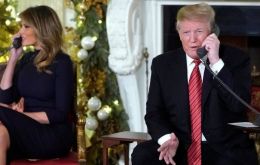  El presidente Trump junto a su esposa Melania, realizó la sesión de llamados en Noche Buena en la Casa blanca y sorprendió a las audiencias