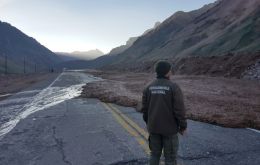 El “rodado de lodo y piedras” afectó al sector de paraje Las Leñas ubicado en el kilómetro 1.225 de Argentina. 